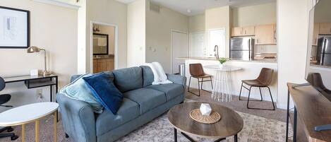 Departamento (1 Bedroom) | Área de sala de estar | Televisión de 50 pulgadas con canales digitales