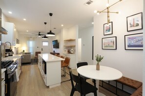 Een magnetron, een oven, een kookplaat, een vaatwasser