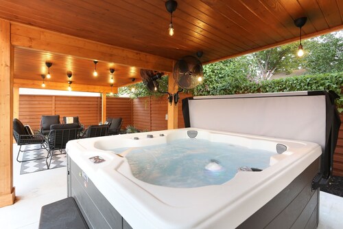 Renovated 4BR & 3Bath Sleeps 11, Hot Tub, Mini Golf, 0.5 mi to Pearl