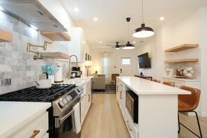 Mikroaaltouuni, uuni, liesi, astianpesukone