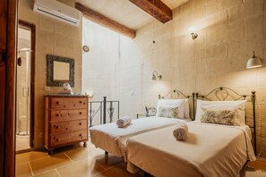 2 bedrooms, desk, iron/ironing board, WiFi - Mohba / Private Roof Top Jacuzzi / BBQ / Terrace (Xagħra)