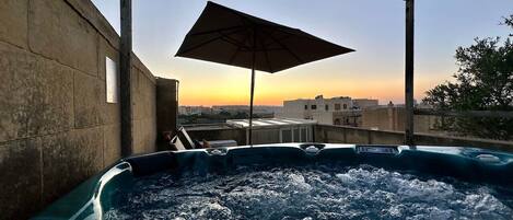 Tina de hidromasaje al aire libre