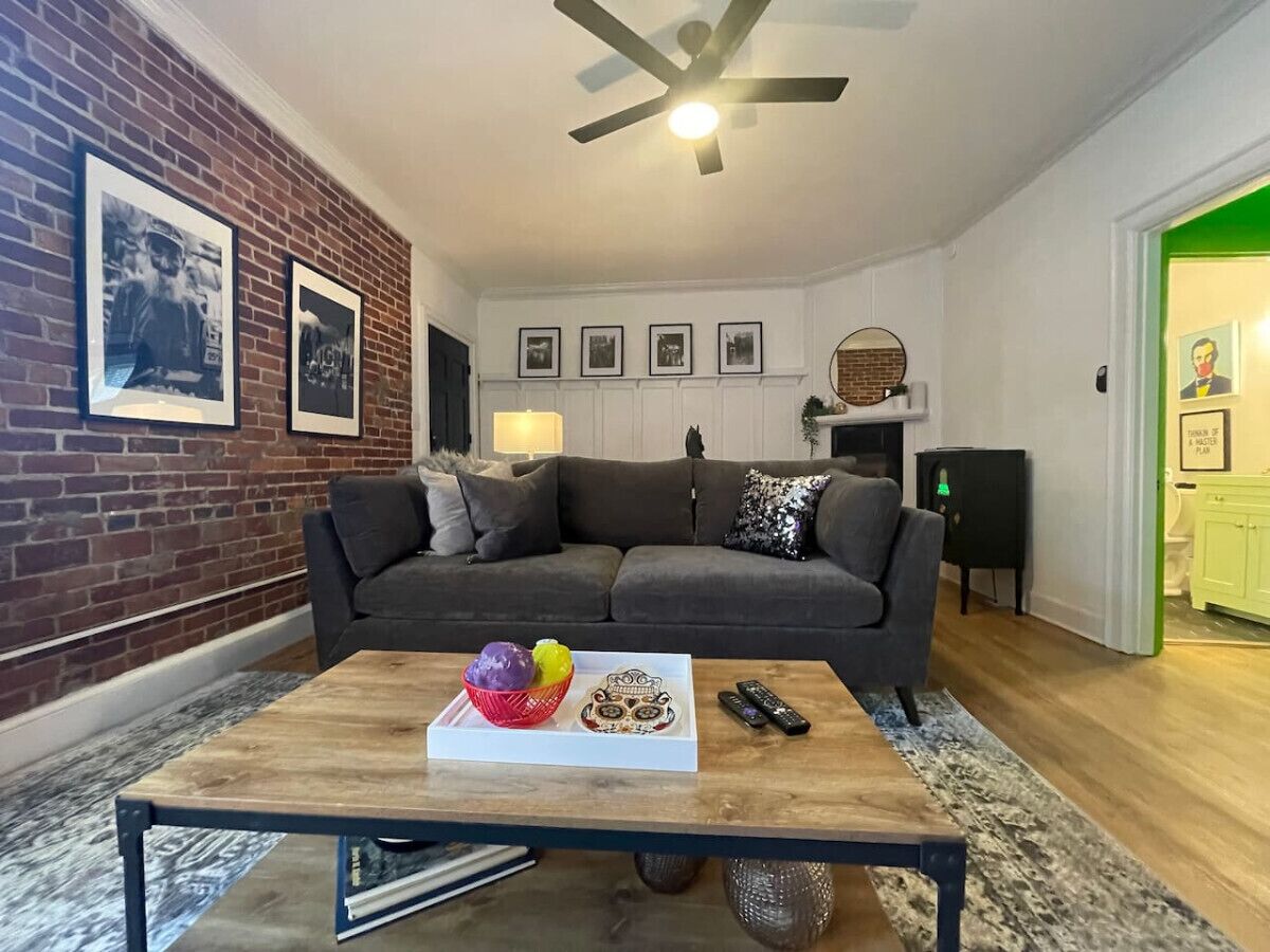 Télévision, cheminée, chaîne hi-fi