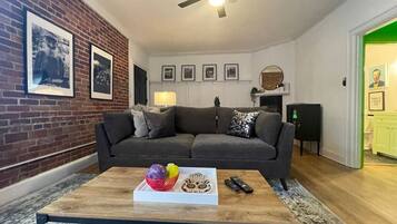 Télévision, cheminée, chaßne hi-fi