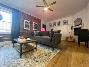 Televisión, chimenea y estéreo