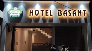 Esterno dell'Hotel Basant, con area reception e una scala che conduce all'ingresso.