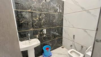 Deluxe Double Room, City View | Bathroom