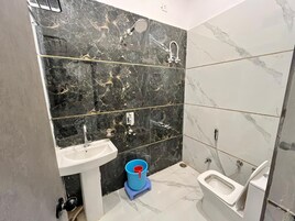 Deluxe Double Room, City View | Bathroom | Free toiletries, slippers, towels, soap