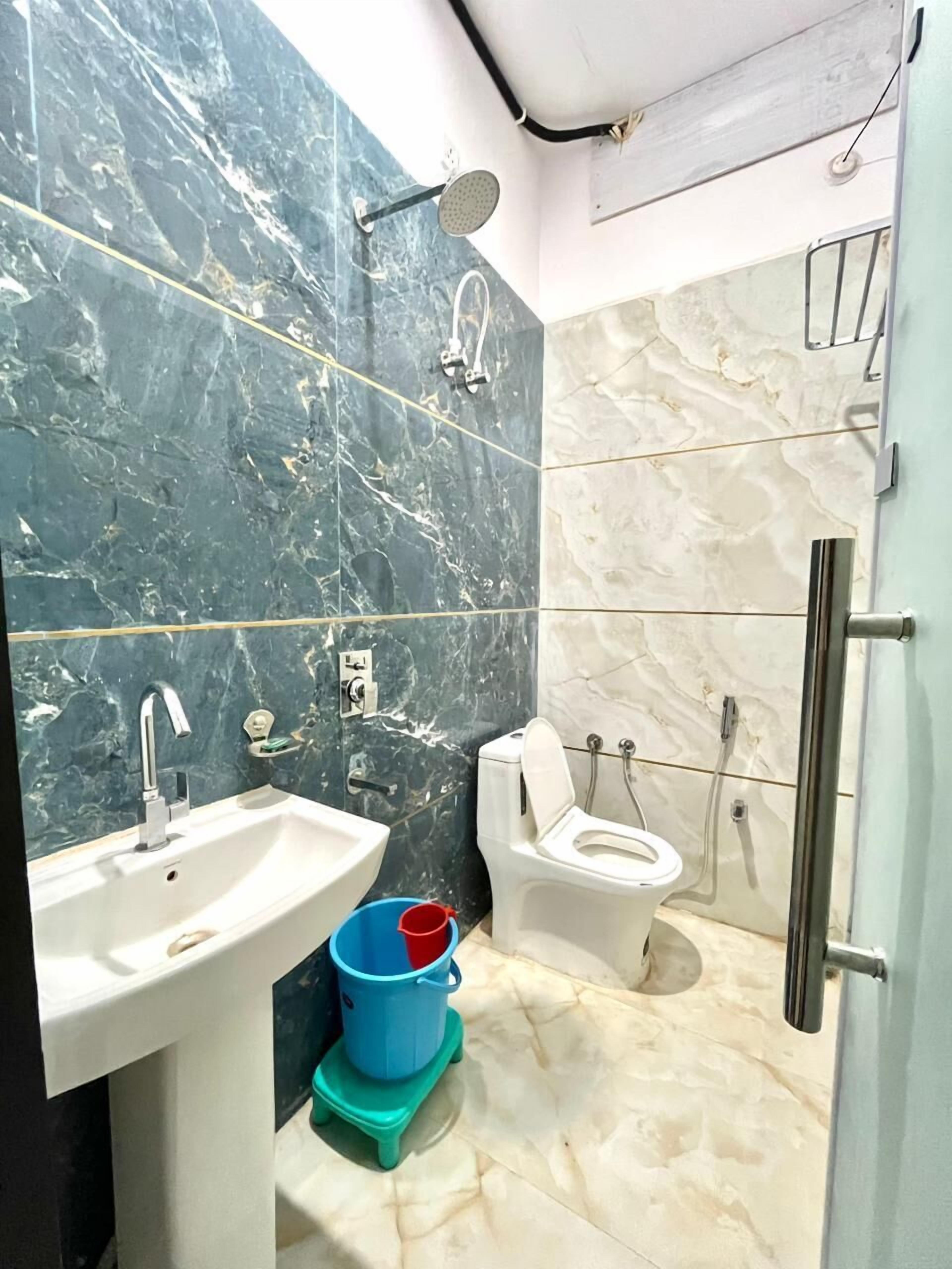 Doppia Deluxe, vista città | Bagno | Set di cortesia gratuito, pantofole, asciugamani, sapone