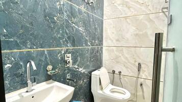 Doppia Deluxe, vista città | Bagno | Set di cortesia gratuito, pantofole, asciugamani, sapone