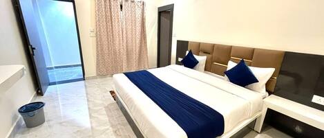 Habitación Deluxe doble, vistas a la ciudad | Escritorio y espacio para trabajar con un portátil