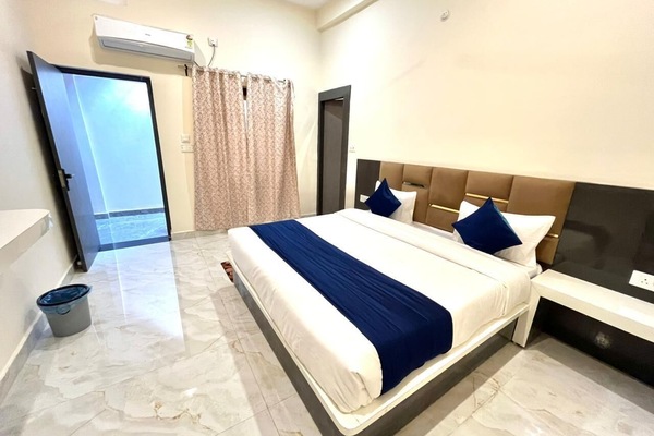 Deluxe Double Room, City View | Desk, laptop workspace, iron/ironing board, free WiFi