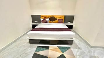 Habitación Deluxe doble, vistas a la ciudad | Escritorio y espacio para trabajar con un portátil