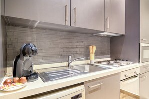 Kühlschrank, Mikrowelle, Ofen, Herdplatte