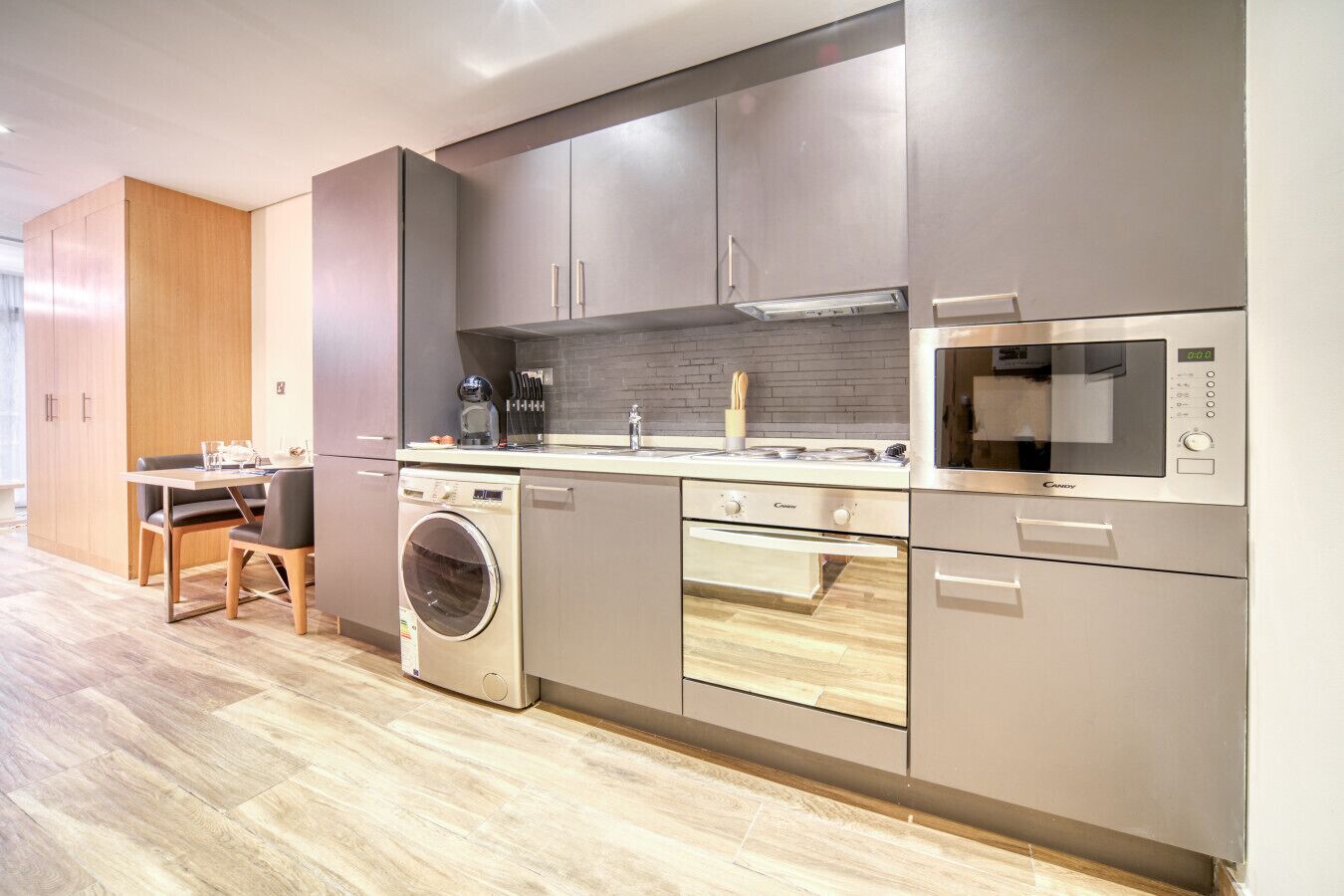 Kjøleskap, mikrobølgeovn, ovn og kokeplater