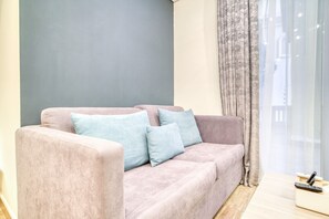 TV - Upgraded & Spacious Studio l Close to Beach in JBR (Jumeirah Beach Residence)