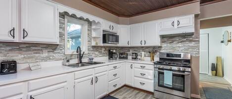 Micro-ondes, four, plaque de cuisson