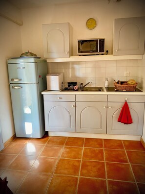 Kühlschrank, Mikrowelle, Herdplatte, Wasserkocher mit Kaffee-/Teezubehör