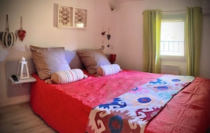 2 quartos, ferros/tábuas de passar roupa, roupa de cama