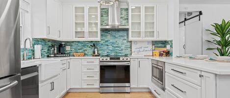 Een koelkast, een microgolfoven, een oven, een kookplaat