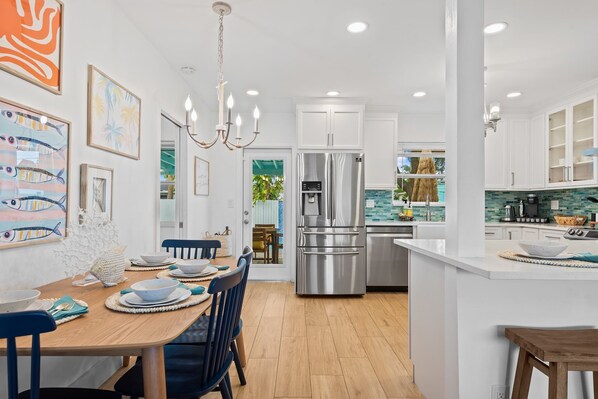 Kjøleskap, mikrobølgeovn, ovn og kokeplater