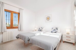 3 عدّة غرف نوم ومكواة/لوح كي وواي فاي مجانًا وملاءات أسرّة