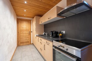 Oven, cookware/dishes/utensils