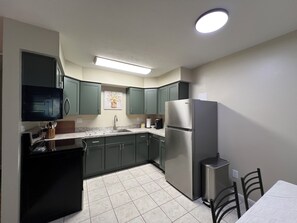 Mikrobølgeovn, ovn, kokeplater og oppvaskmaskin