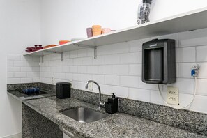 Apartment | Private kitchen | Toaster - Temporada Prime - Praia (Rio de Janeiro)