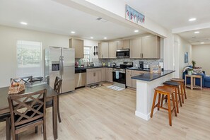 Frigorífico, microondas, horno y placa de cocina