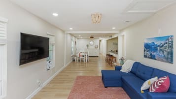 Smart TV, chimenea, futbolito y tenis de mesa