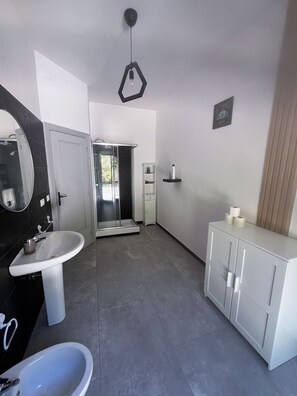 Asciugacapelli, bidet, asciugamani, sapone