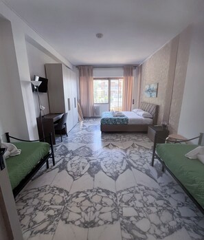 3 bedrooms, iron/ironing board, Internet, bed sheets