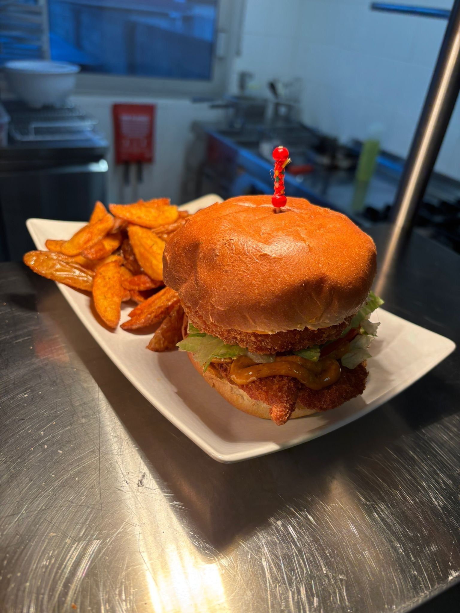 Ein Sandwich mit Pommes auf einem weißen Teller.