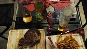 Two wooden cutting boards with a steak and fries on each. - Hôtel Restaurant Le Pont de l'Aube (Arcis-sur-Aube)