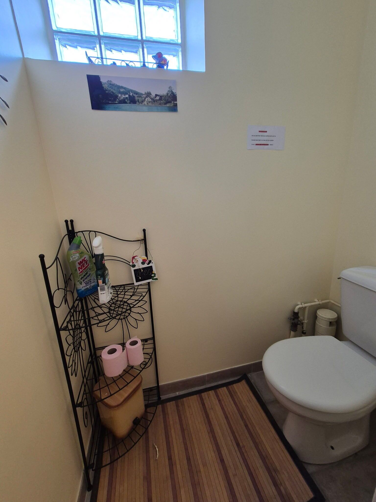 Douche, séchoir à cheveux, papier de toilette