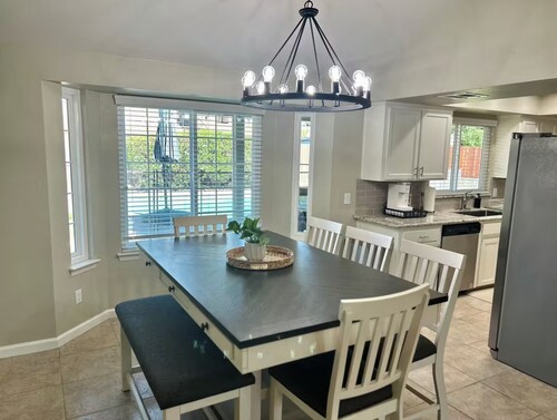 3BR/3BA, Pool, Daybed, Outdoor BA/Shower & Netflix