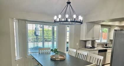 3BR/3BA, Pool, Daybed, Outdoor BA/Shower & Netflix