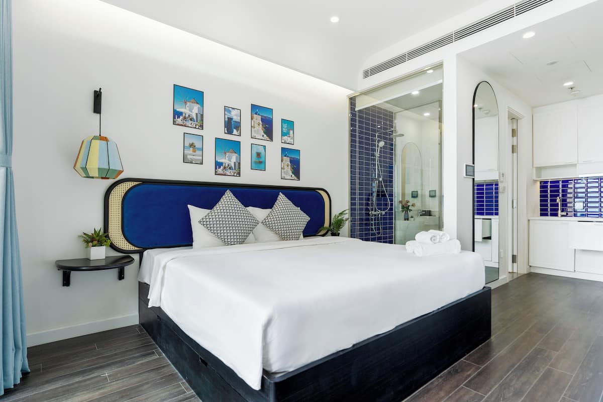 Grand Studio, Balcony, Mountain View | Hypo-allergenic bedding, memory-foam beds, minibar
