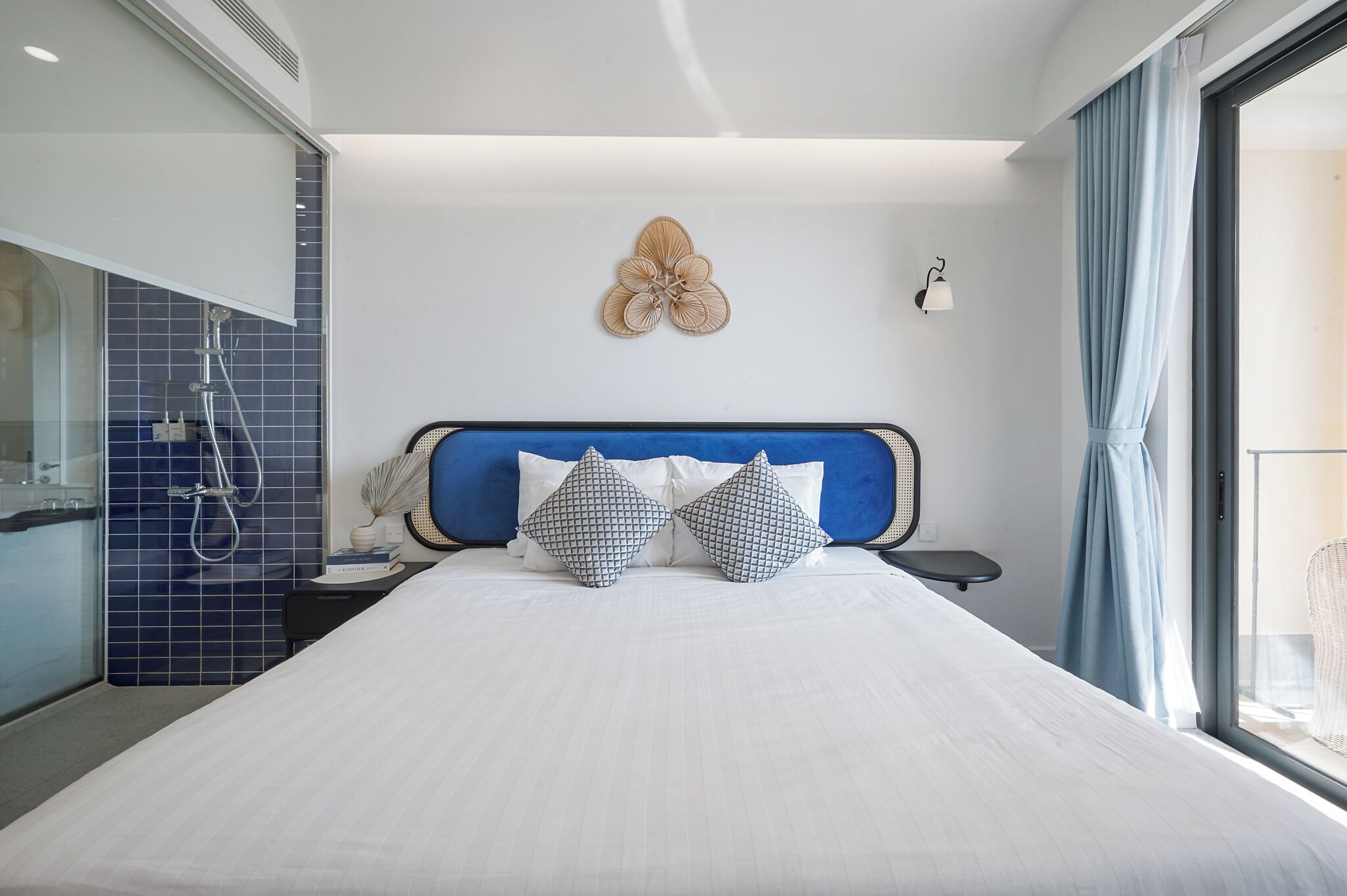 Ropa de cama hipoalergénica, camas con efecto memoria y minibar 