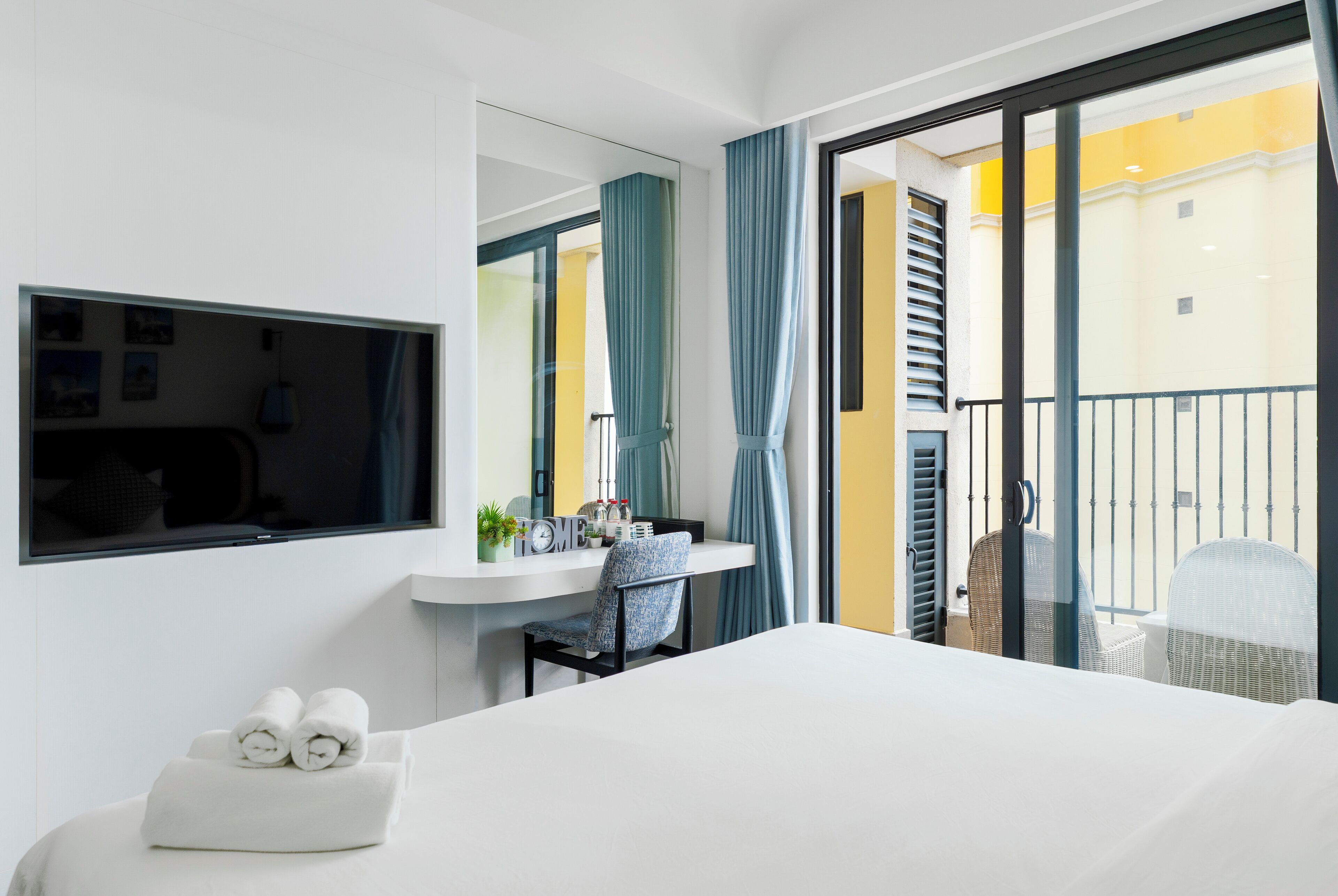 Economy Studio, Balcony | Hypo-allergenic bedding, memory-foam beds, minibar