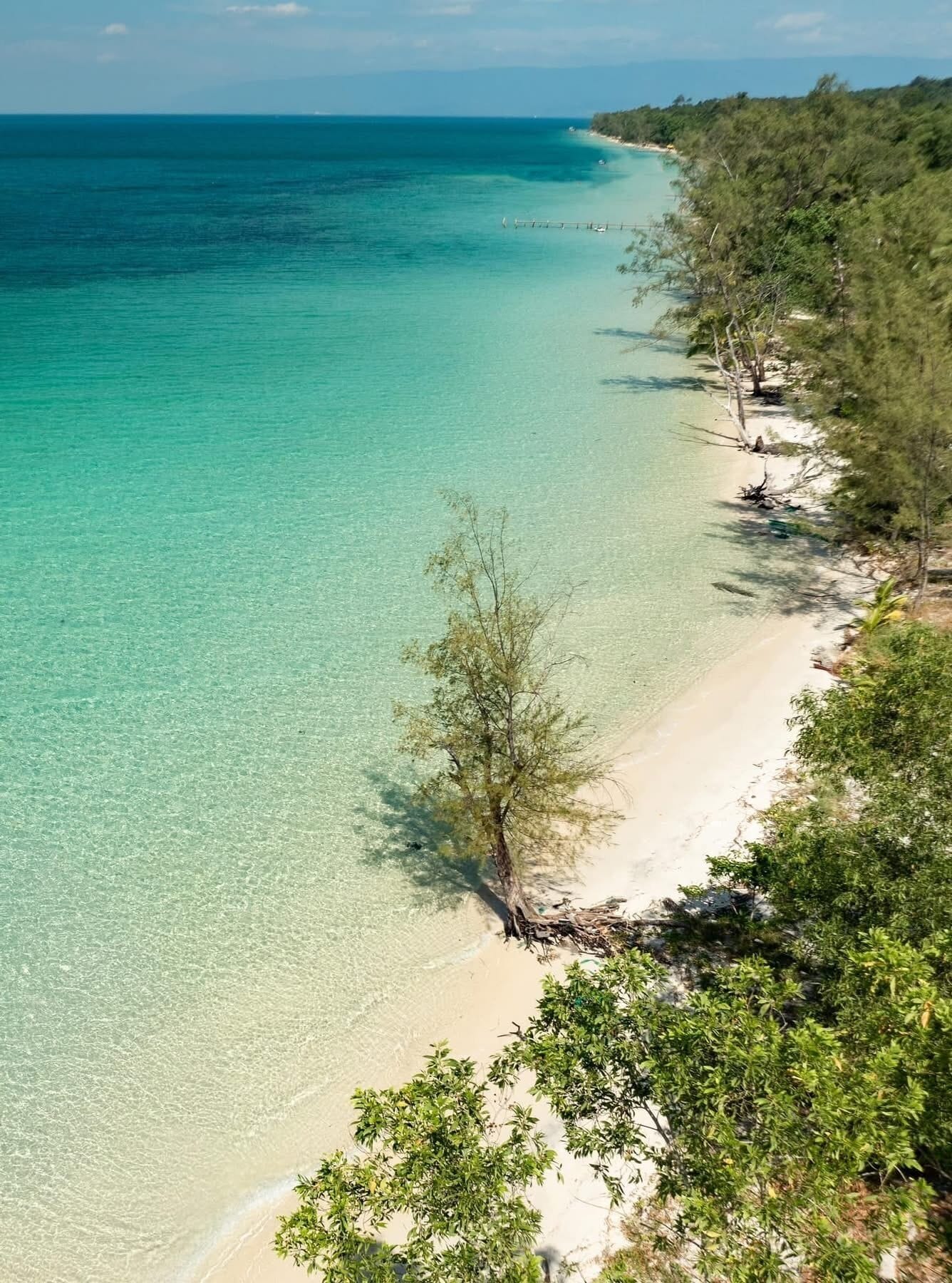 Nær stranden, hvit sand, strandbuss og solsenger
