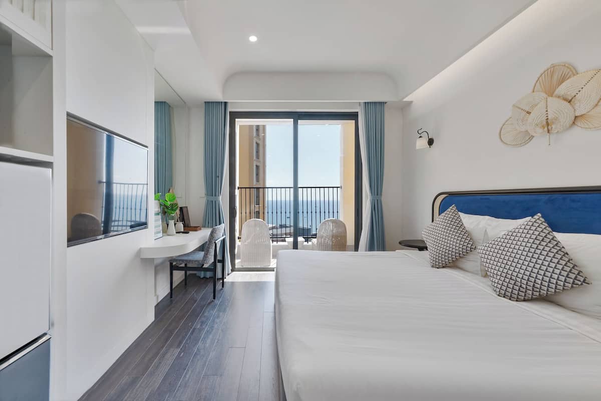 Grand Studio, Balcony, Ocean View | Hypo-allergenic bedding, memory-foam beds, minibar