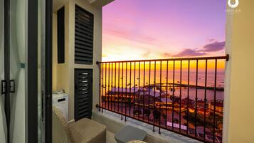 ์๊ทธ๋์ฒ ์ํํธ, ์นจ์ค 2๊ฐ, ๋ฐ์ฝ๋, ๋ฐ๋ค ์ ๋ง | ๋ฐ์ฝ๋ ์ ๋ง