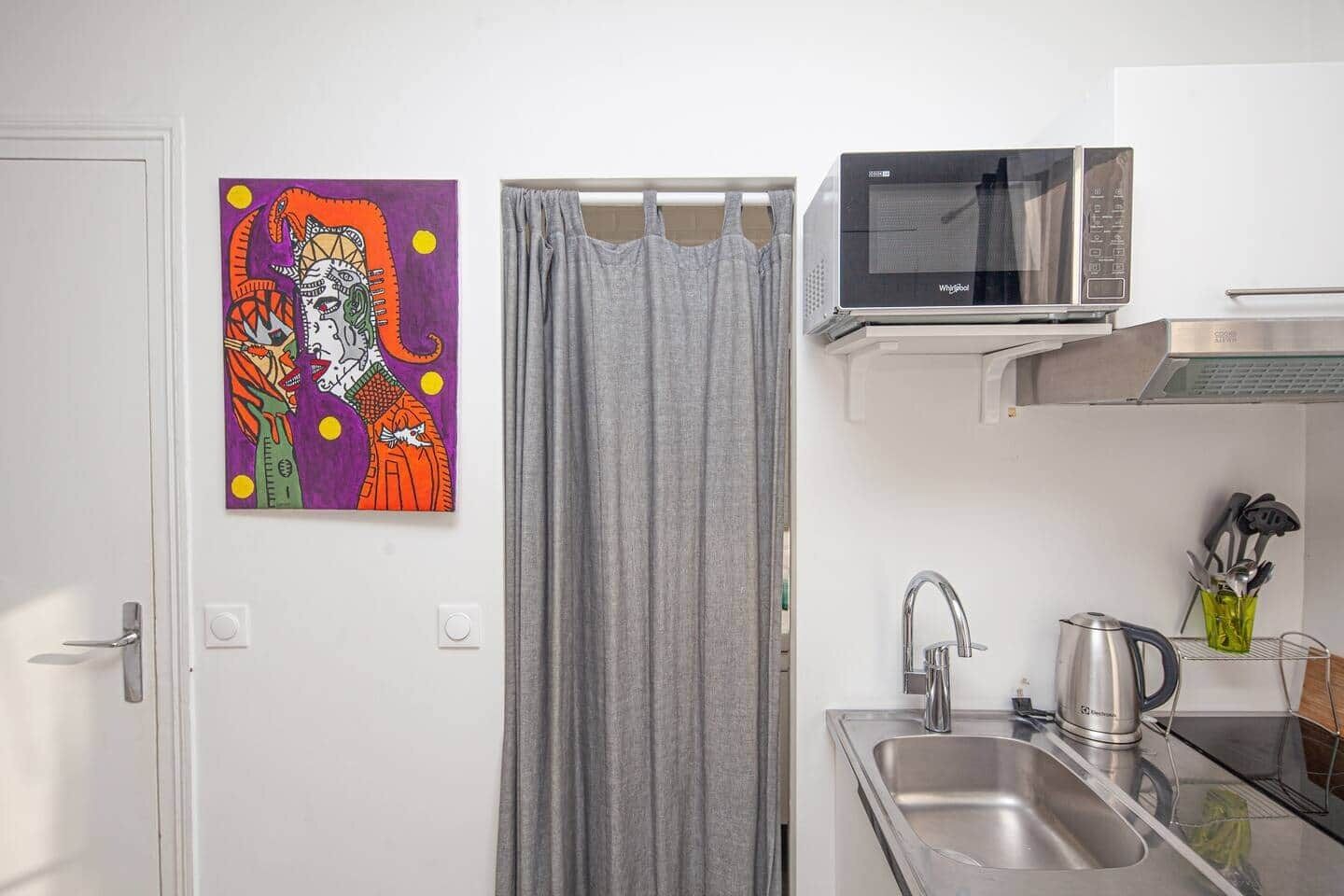 Een koelkast, een microgolfoven, een kookplaat