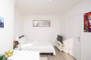 Tabla de planchar con plancha, wifi y ropa de cama