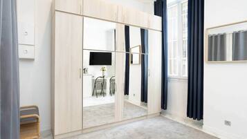 1 habitación, tabla de planchar con plancha y wifi