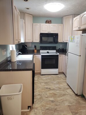 Kjøleskap, mikrobølgeovn, ovn og kokeplater