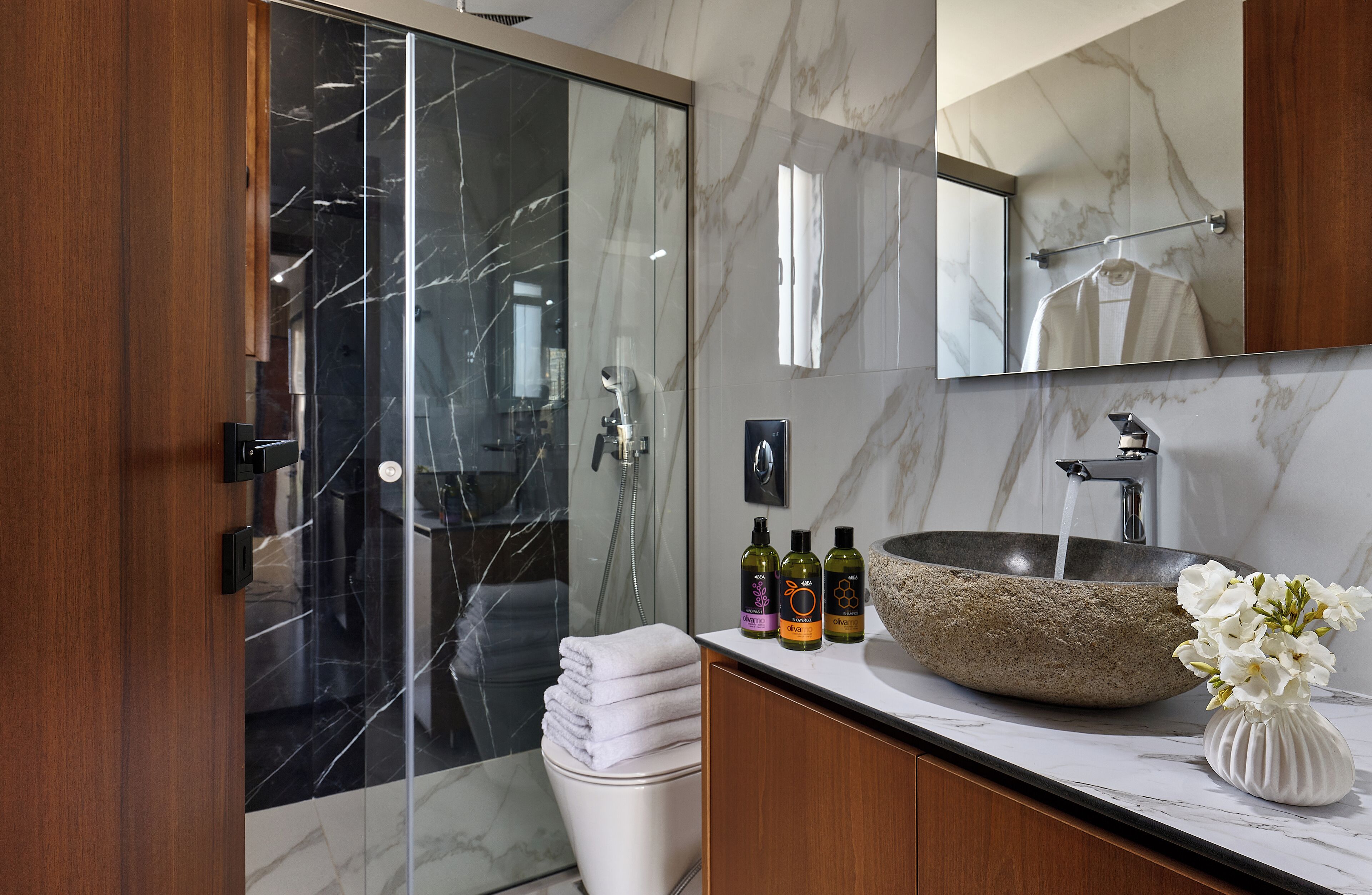 Dusche, umweltfreundliche Kosmetikartikel, Haartrockner, Bidet