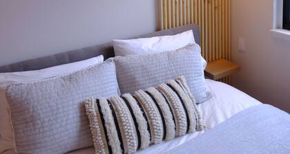 Luxury condo w/ mountain view, close to downtown!